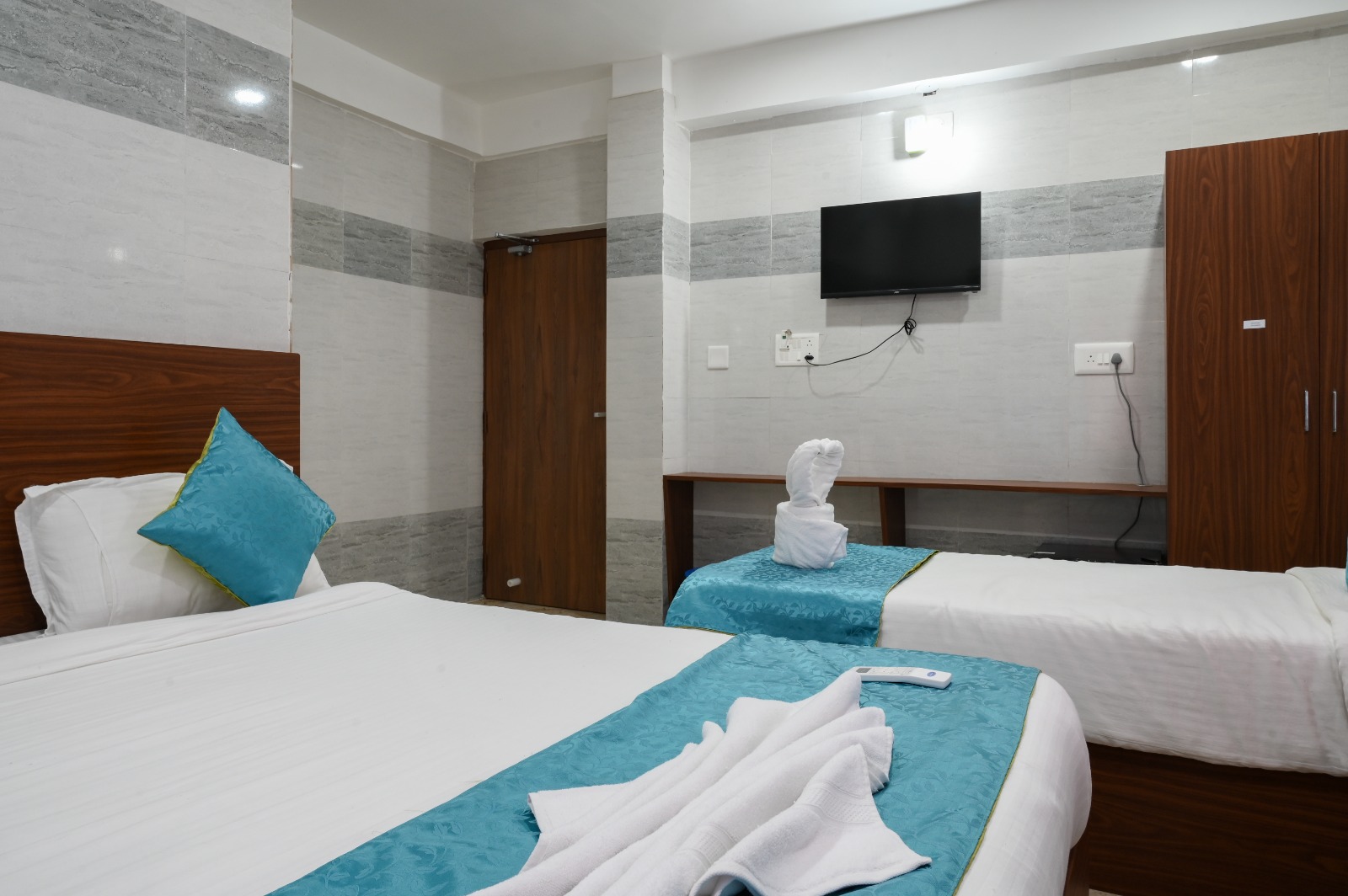 When you travel to Bhubaneswar, the first thing you look for is comfort, easy location, and peaceful rest. Whether you’re visiting for business, family functions, temple tours, or a short layover, Hotel Mirka Plaza offers the perfect stay experience just minutes away from Biju Patnaik International Airport.